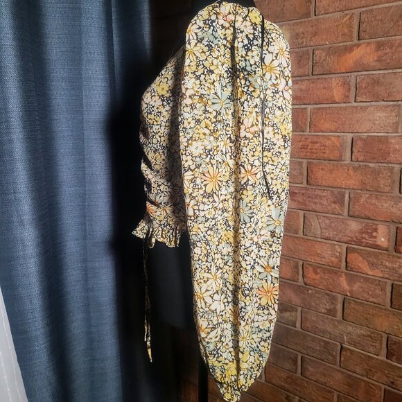 NWT! ASTR The Label Blouse Mini Floral Front Tie Rouched Ruffled Edges - Size S - Picture 4 of 13